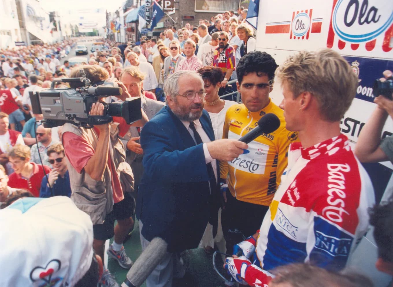 Erwin Nijboer wordt na de finish geïnterviewd, met Miguel Indurain in de gele trui achter hem