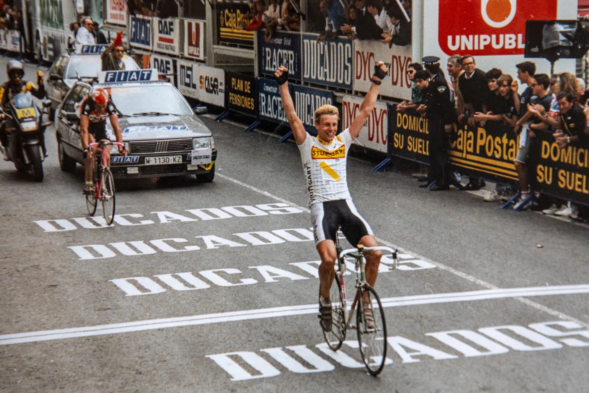 Erwin Nijboer wint met de armen omhoog een etappe in de Vuelta a España 1990