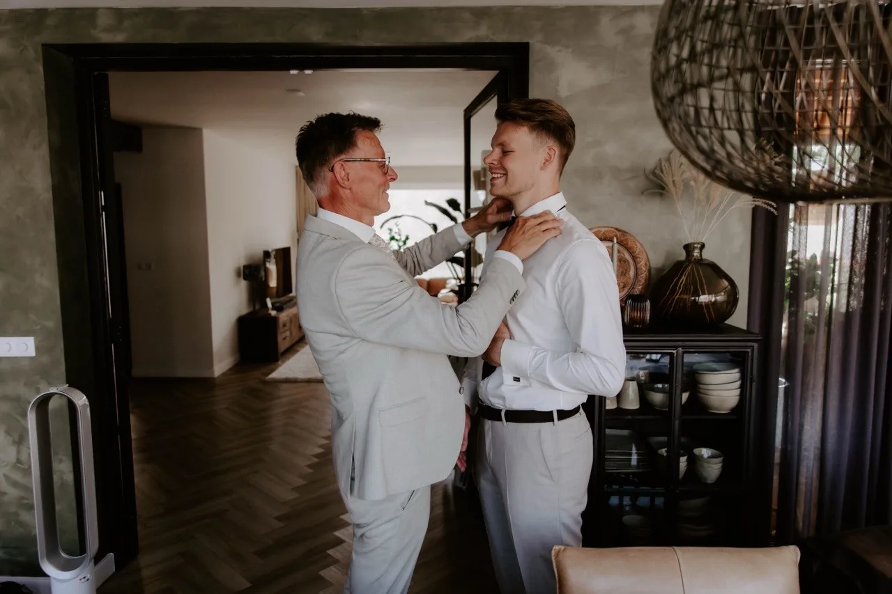 Erwin Nijboer maakt het overhemd van zijn zoon Mick recht op diens trouwdag