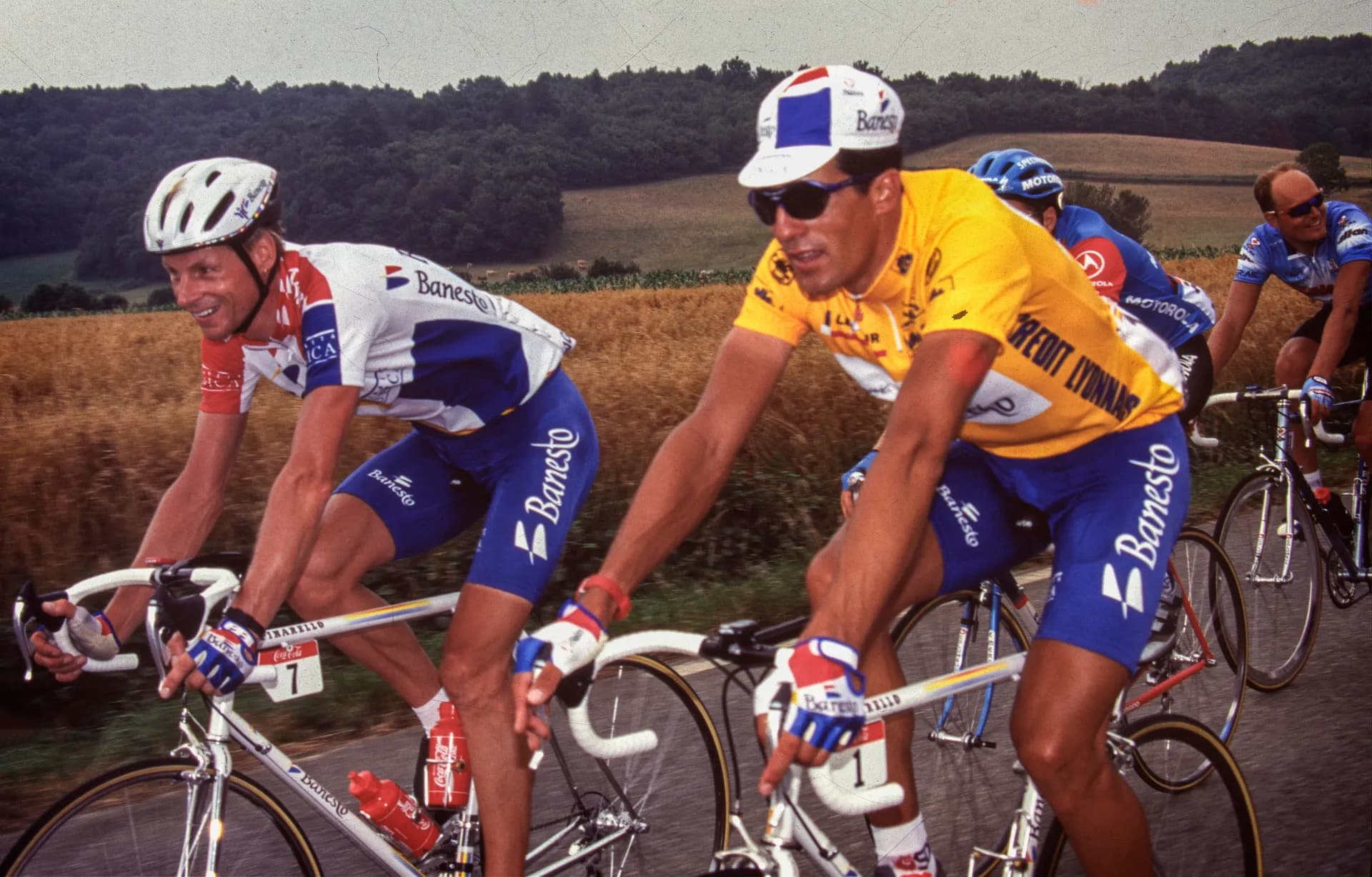 Erwin Nijboer rijdt naast Miguel Indurain in de gele trui tijdens de Tour de France